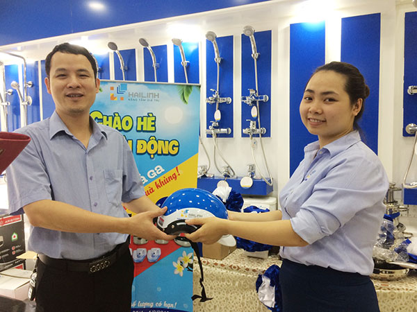 Khách hàng tới showroom Hải Linh mua thiết bị vệ sinh tặng mũ bảo hiểm chính hãng