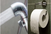 Nên dùng vòi xịt hay giấy vệ sinh?