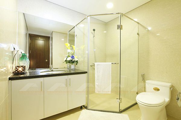 Nếu phòng tắm nhà bạn hẹp thì có thể sử dụng bồn tắm kính đặt ở góc. Xung quanh sẽ để trống diện tích để đặt bồn cầu Cotto
