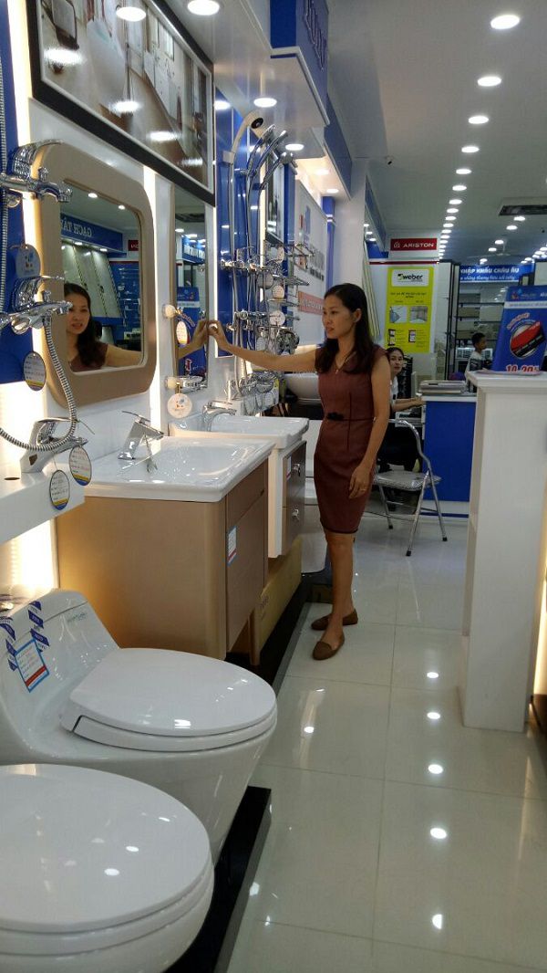 Khách hàng đang xem các dòng sản phẩm thiết bị vệ sinh Cotto tại showroom Hải Linh