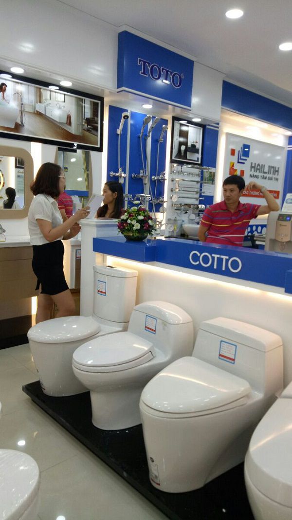 Nhân viên tư vấn khách hàng mua thiết bị vệ sinh Cotto