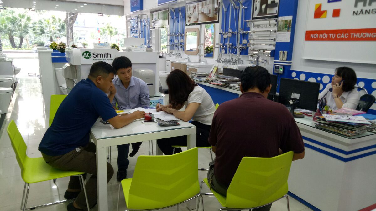 Nhân viên tư vấn khách hàng mua thiết bị vệ sinh Cotto tại showroom hải Linh