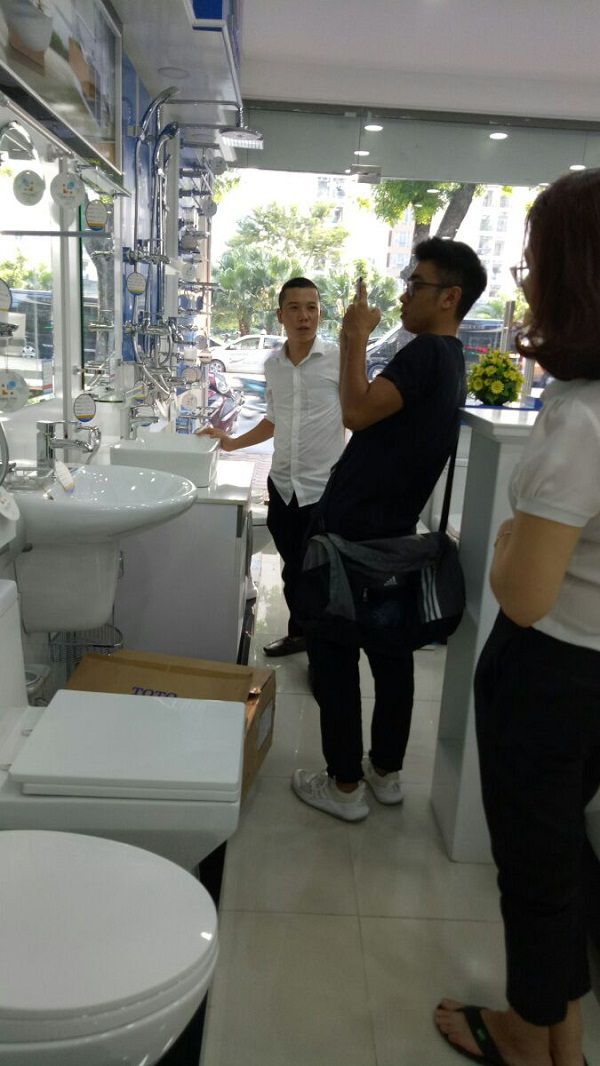 Khách hàng xem thiết bị vệ sinh Cotto tại showroom Hải Linh
