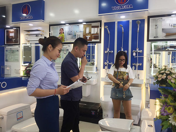 Khách hàng tới chọn mua thiết bị vệ sinh ở showroom Hải Linh 532 Đường Láng rất đông