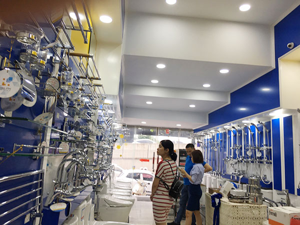 Khách hàng tới lựa chọn thiết bị vệ sinh tại showroom Hải Linh 275 Khuất Duy Tiến cũng rất Đông