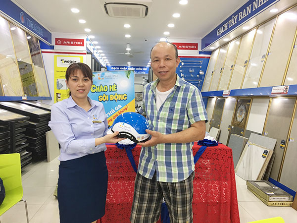 Khách hàng tới showroom Hải Linh 532 Đường Láng mua thiết bị vệ sinh tặng mũ bảo hiểm chính hãng