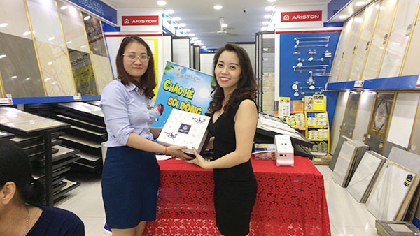 Khách hàng tới showroom Hải Linh 532 Đường Láng mua thiết bị vệ sinh tặng bộ trả Minh Long cao cấp