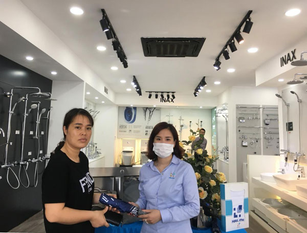 Anh Đức. Hà Đông, Hà Nội nhận phần quà ô cán ngắn tại Showroom Hà Đông.