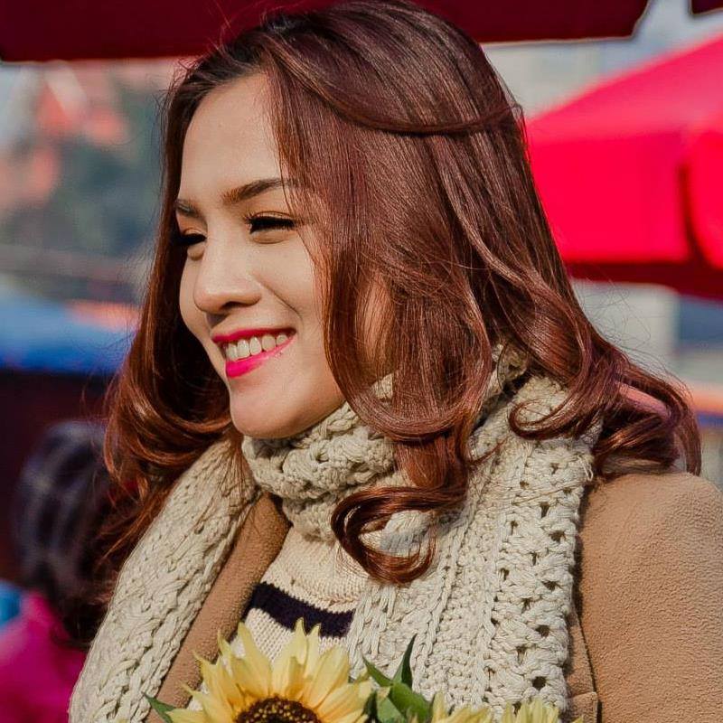 Ca sỹ Thu Hà biểu diễn tại Lễ khai trương