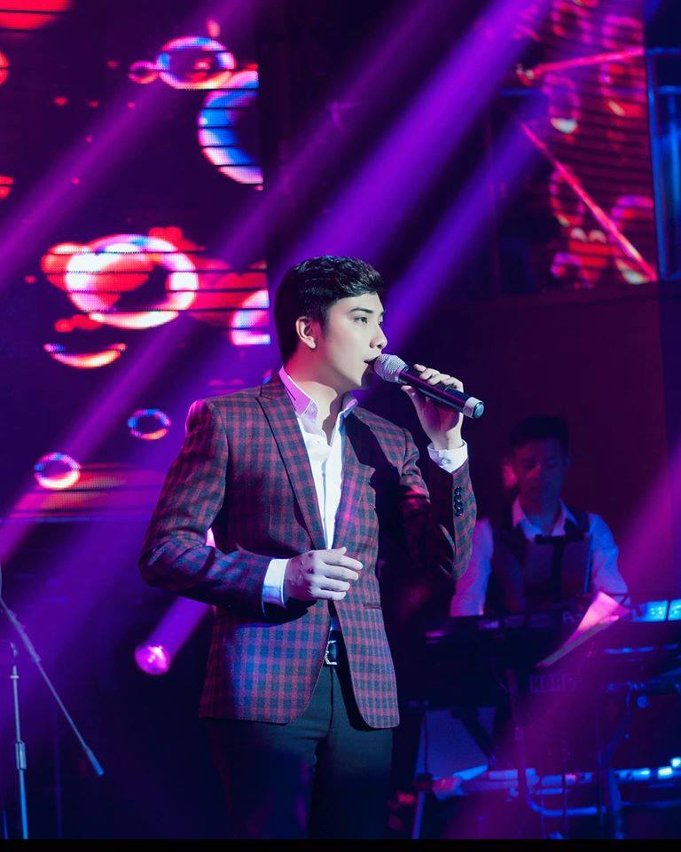 Ca sỹ Thế Dũng biểu diễn tại lễ khai trương
