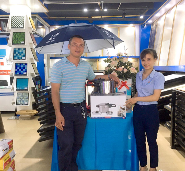 Anh Lam nhan qua tai Hai Linh