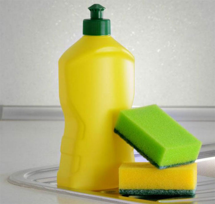 Cách làm sạch vết ố trên đồ inox bằng nước rửa bát