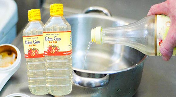Cách làm sạch vết ố trên đồ inox bằng giấm ăn và dầu thực vật