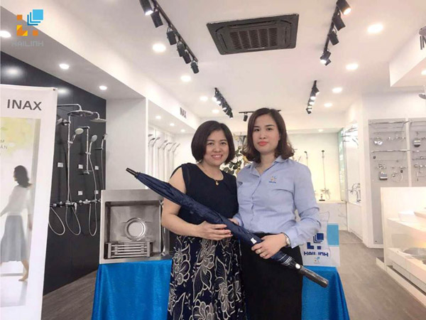 Chi Loan nhan qua o Hai Linh