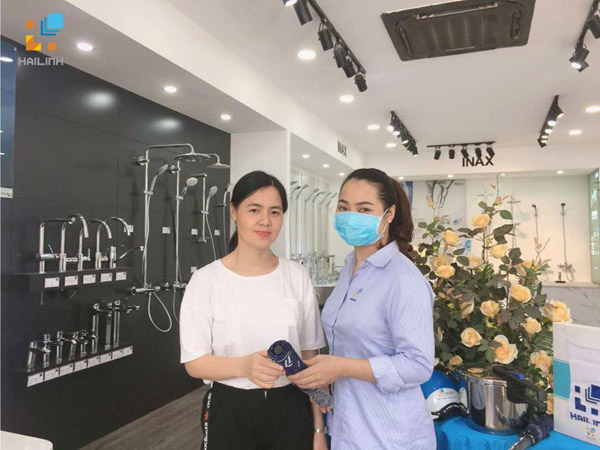 Chi Phuong nhan qua tai Hai Linh