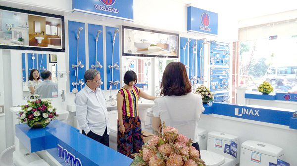 giam-gia-bao-tap-hang-ngan-qua-tang-sieu-hap-dan-tai-showroom-hai-linh-tu-thang-11-2017-8 Khách hàng xem các dòng sản phẩm thiết bị vệ sinh được nhân viên đón tiếp