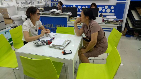 giam-gia-bao-tap-hang-ngan-qua-tang-sieu-hap-dan-tai-showroom-hai-linh-tu-thang-11-2017-9 Khách hàng được nhân viên tại showroom Hải Linh tư vấn nhiệt tình chu đáo