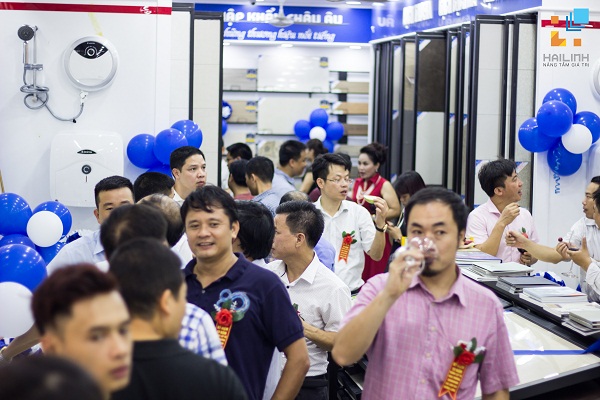 khach-hang-den-tham-du-khai-truong-showroom-hai-linh-532-duong-lang Trước buổi lễ khai trương Showroom, không khí đã vô cùng náo nhiệt