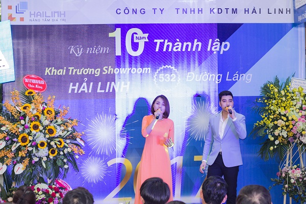 khai-truong-showroom-hai-linh-co-ca-si-the-dung-thu-ha Các tiết mục của song ca Thế Dũng – Thu Hà khuấy động không khí của buổi lễ