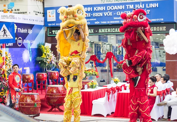 mua-lan-khai-truong-showroom-hai-linh-532-duong-lang Màn múa lân khai mạc vô cùng hoành tráng và sôi động