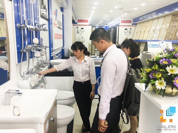 Nhân viên tư vấn bán hàng tại showroom Hải Linh chuyên nghiệp Nhân viên tư vấn bán hàng tại showroom Hải Linh chuyên nghiệp