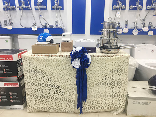 showroom-hai-linh-don-luong-khach-hang-gap-doi-ngay-thuong-4 Những phần quà giá trị cao, đang được đặt trên kệ chờ đón khách hàng tới với showroom Hải Linh