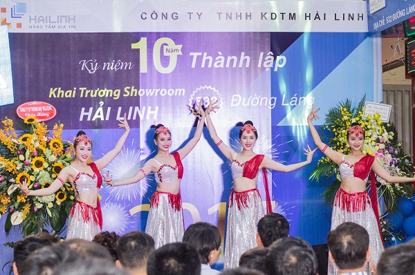 vu-doan-carmen-bieu-dien-tai-khai-truong-showroom-hai-linh Vũ đoàn Carmen với những vũ khúc nóng bỏng đốt lửa buổi lễ khai trương
